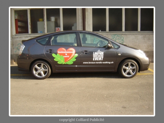 Image Pose d'autocollants sur voiture pour le Garage Emil Frey - St-L&eacute;gier / Vaud